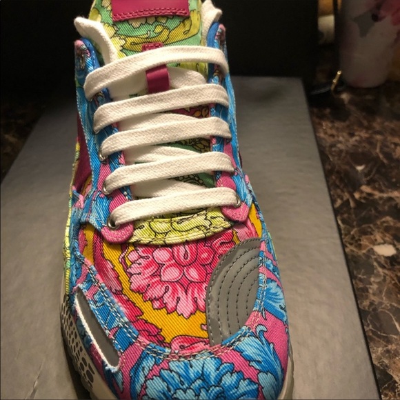 Versace shoes. 10.5 sneakers . King status - Picture 4 of 9